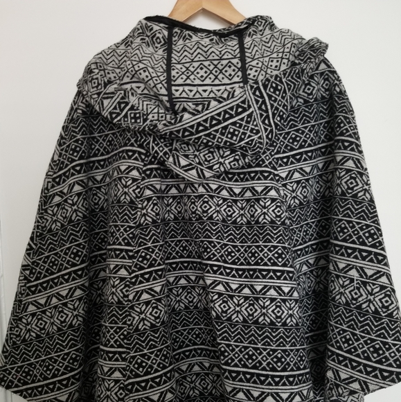 WildFlower Poncho (Aztec print) - Picture 2 of 4